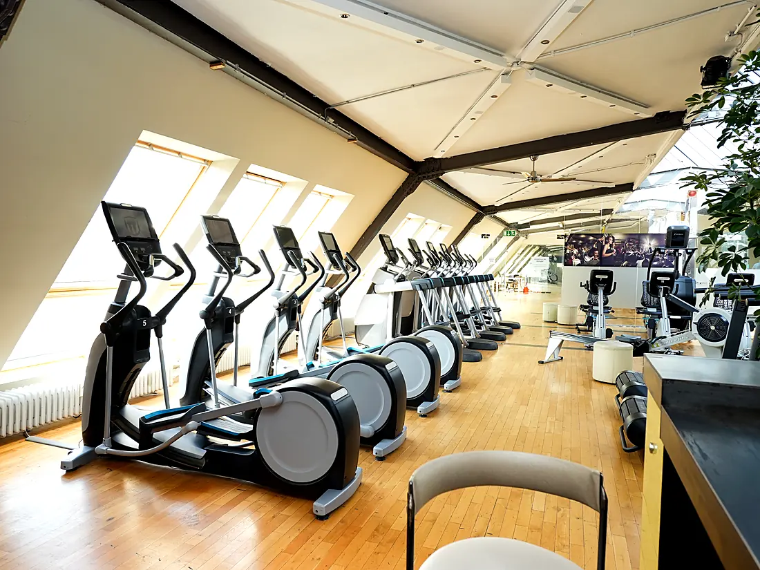 Crosstrainer-Reihe mit Tageslicht im Lokahi Loft Berlin