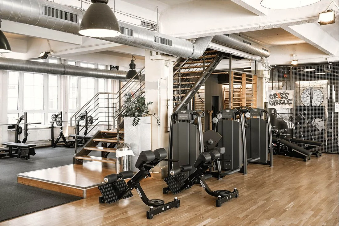 Cross-Circle-Trainingsstation mit Spiegeln und Treppenaufgang im Lokahi Loft Berlin