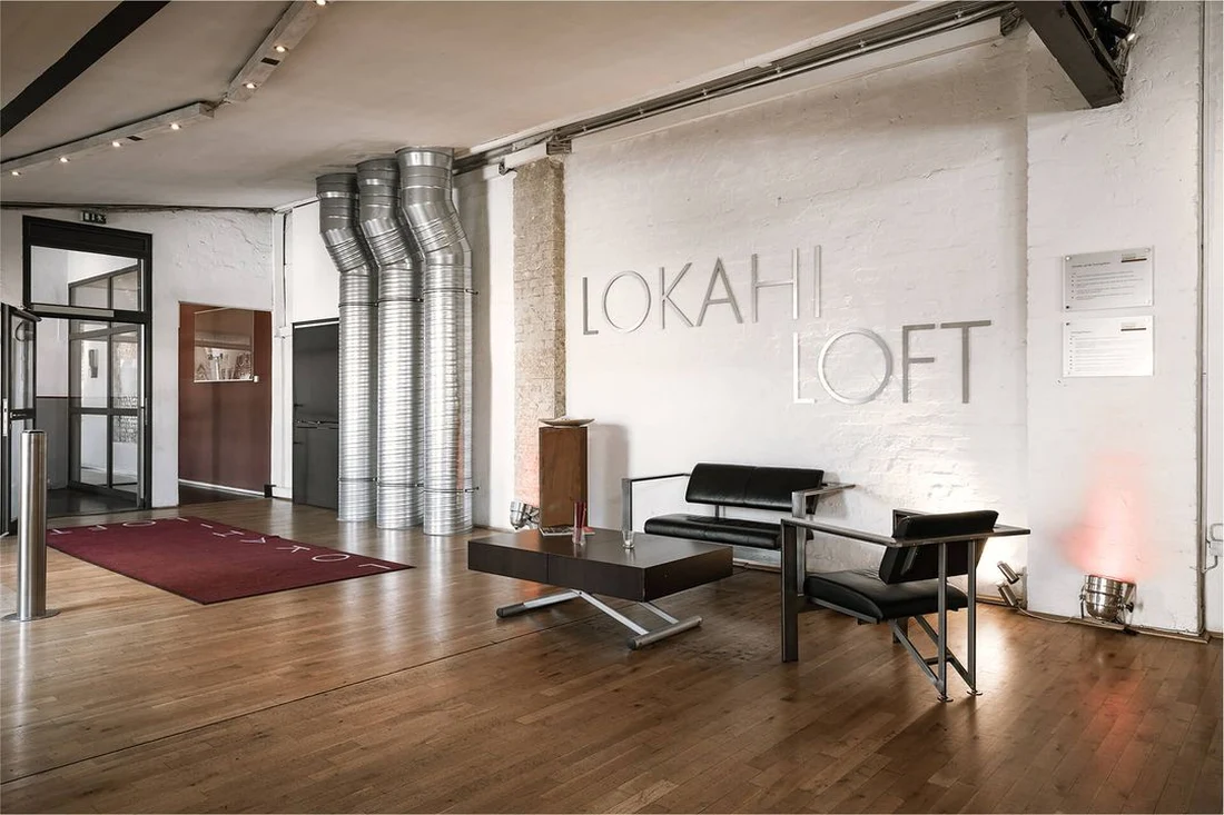 Empfangsbereich mit Lokahi-Loft-Schriftzug und Lounge-Möbeln