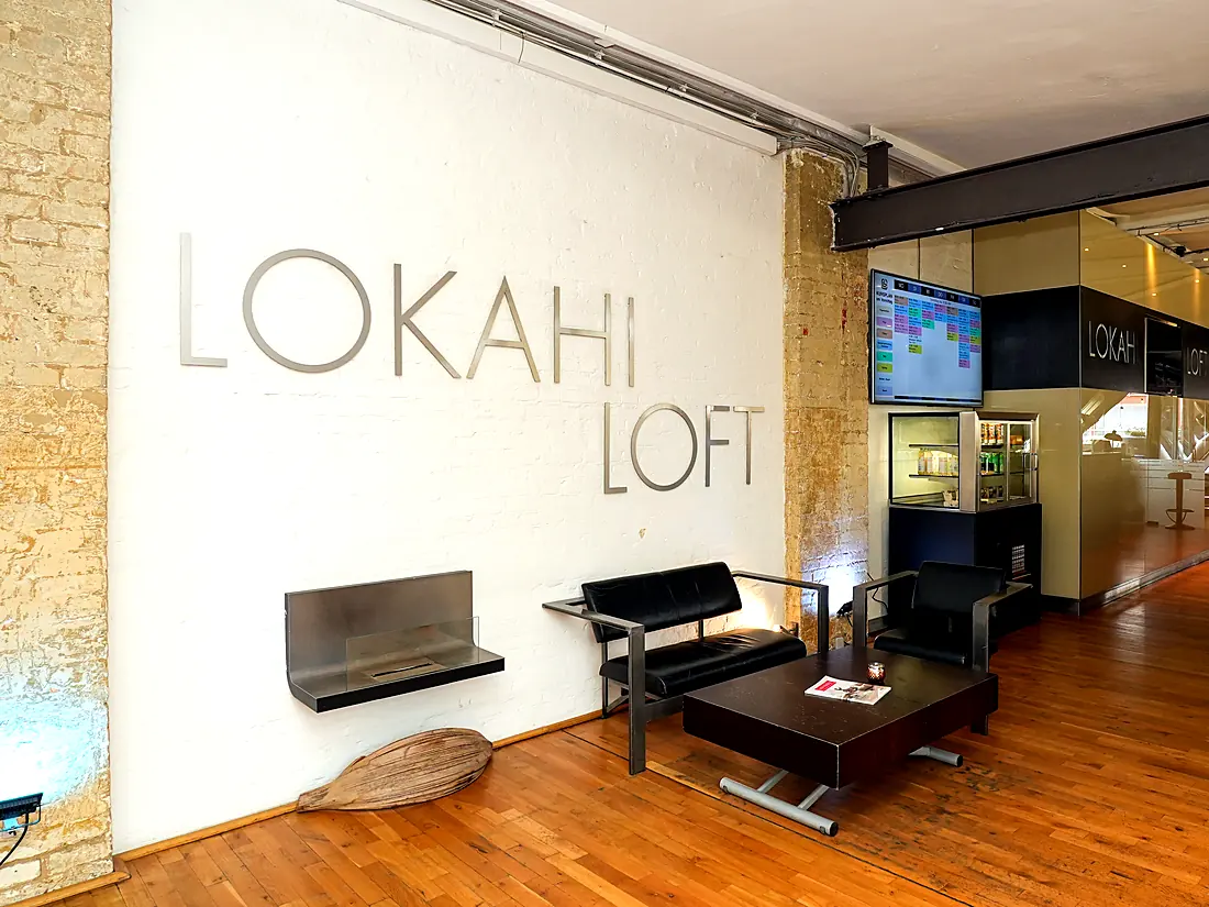 Empfangsbereich mit Lokahi-Loft-Schriftzug