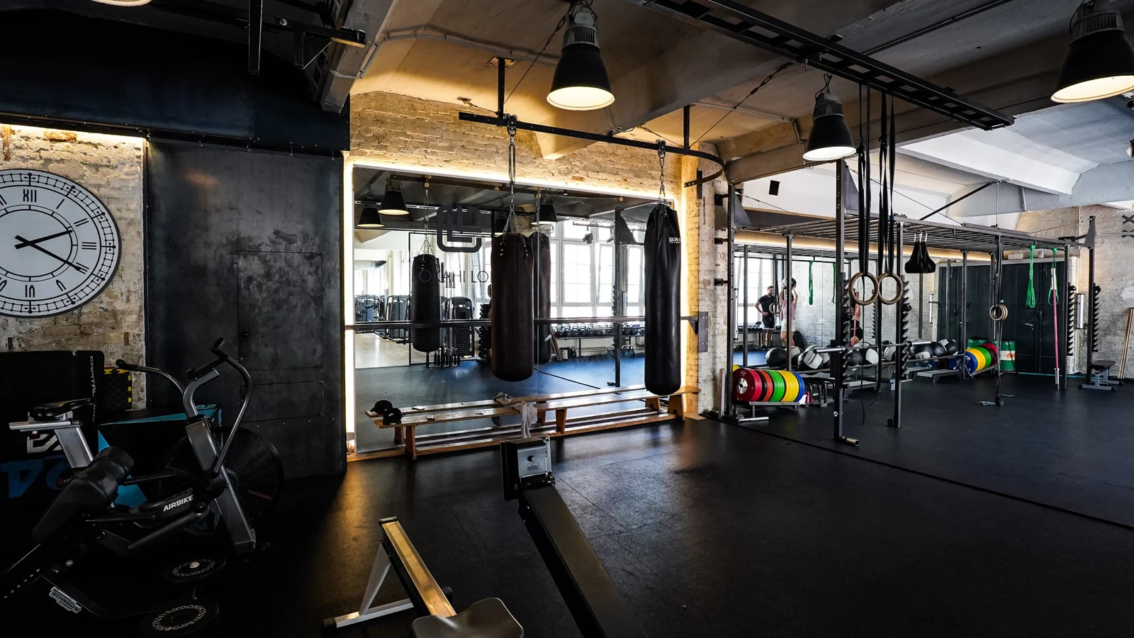 Trainingsfläche mit Functional-Rig, Boxsäcken und Cross-Circle-Bereich im Lokahi Loft Berlin