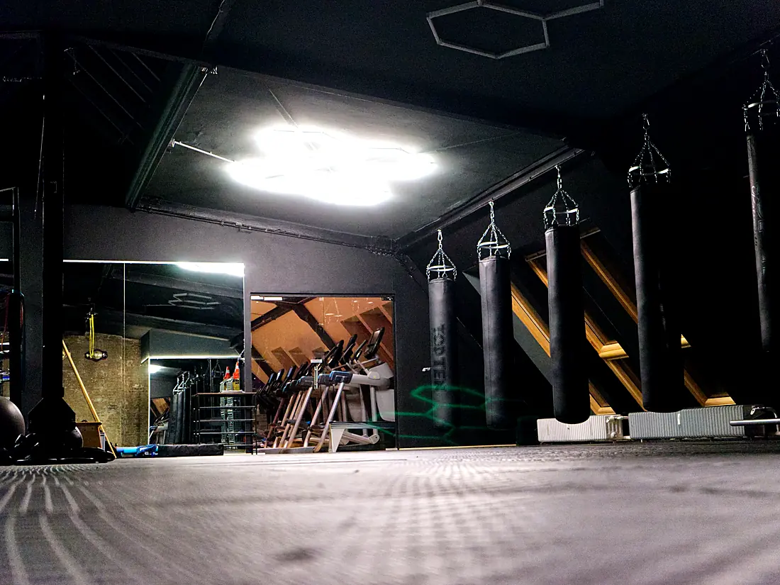 Boxsäcke im Kickbox-Trainingsraum des Lokahi Loft Berlin