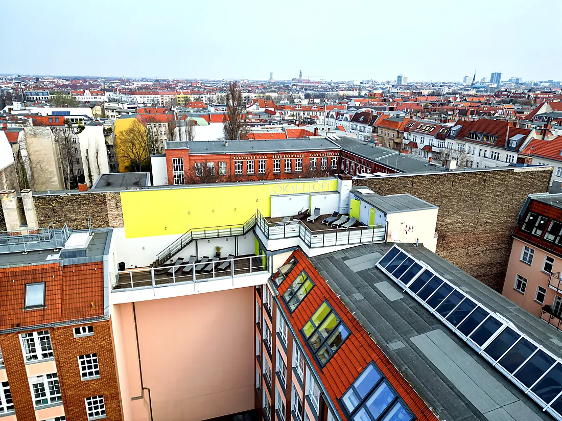 Dachterrasse mit Loungern und Blick über Berlin