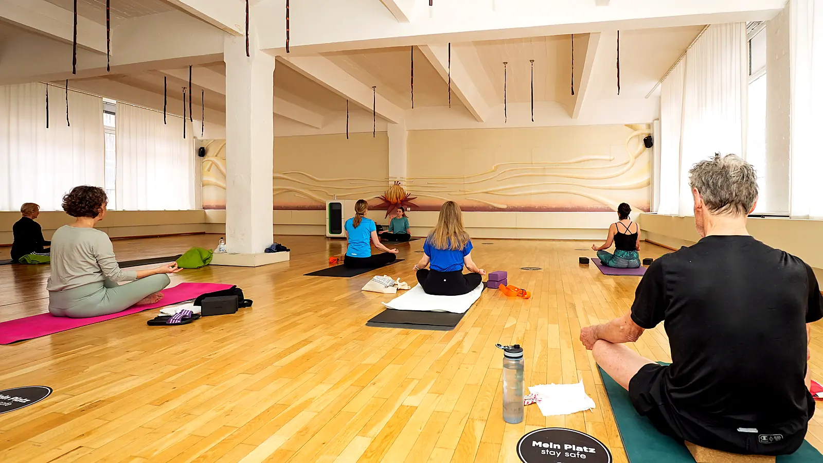 Yoga- und Meditationskurs im hellen Kursraum des Lokahi Loft Berlin